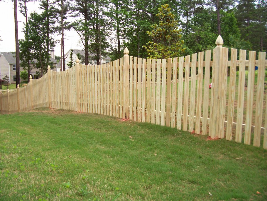 Забор из деревянного штакетника на склоне