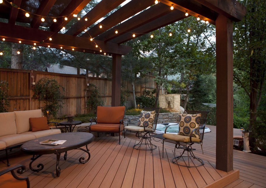 Деревянная терраса лампочки кафе