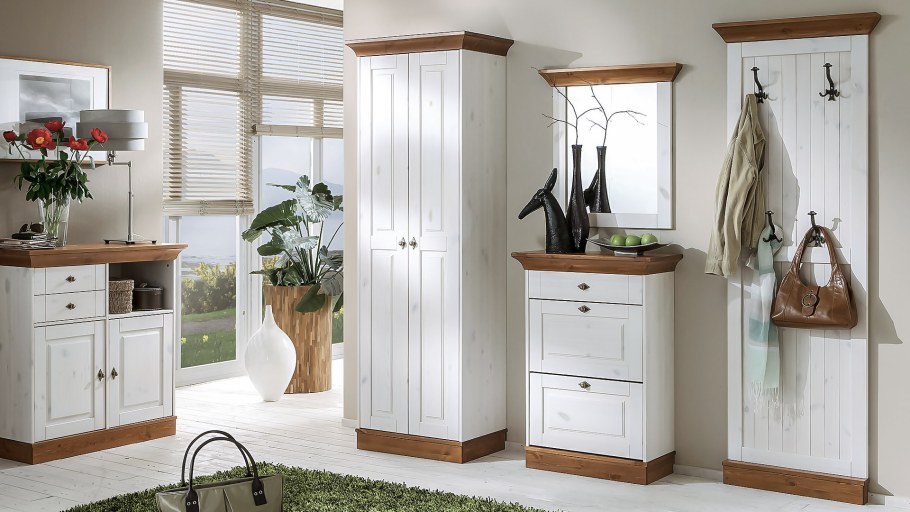 Прихожая белая с деревом