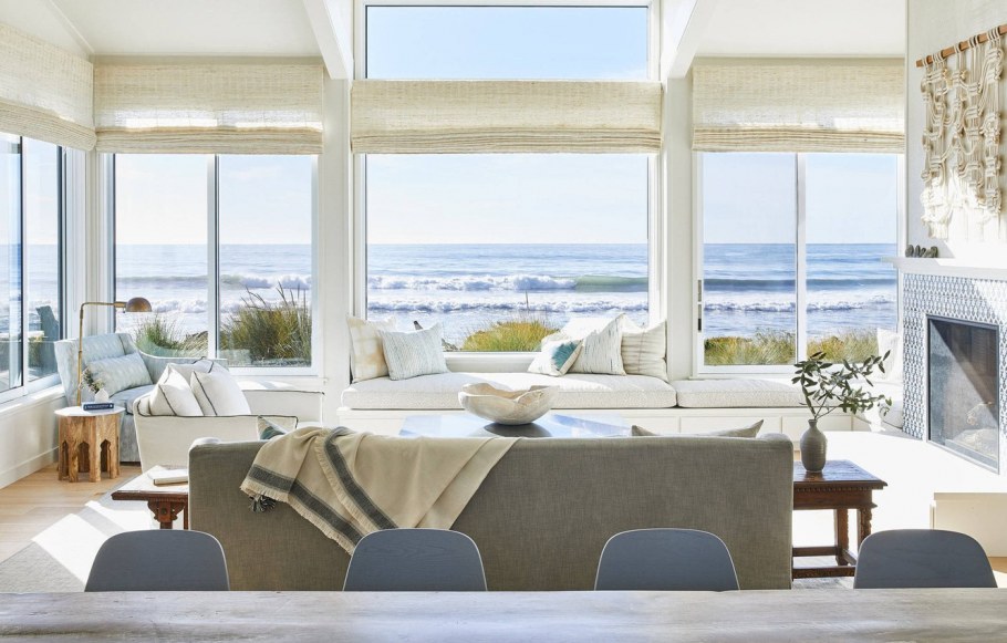Гостиная с панорамными окнами на море
