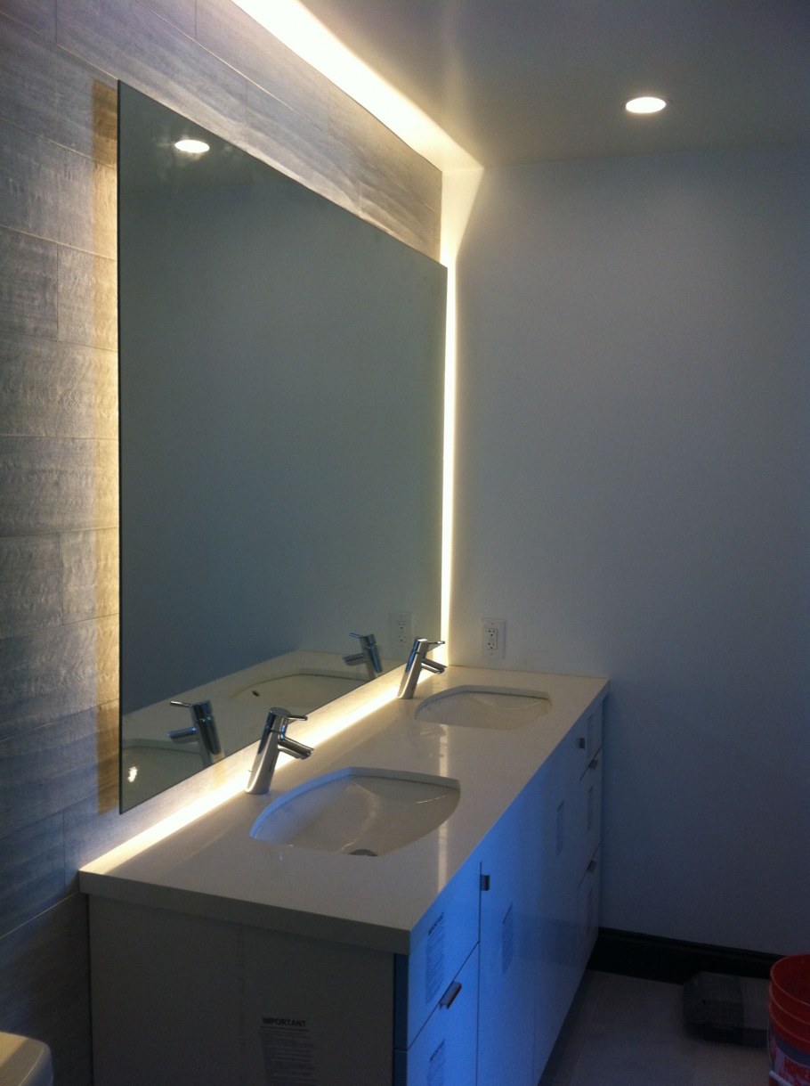 Подсветка за зеркалом