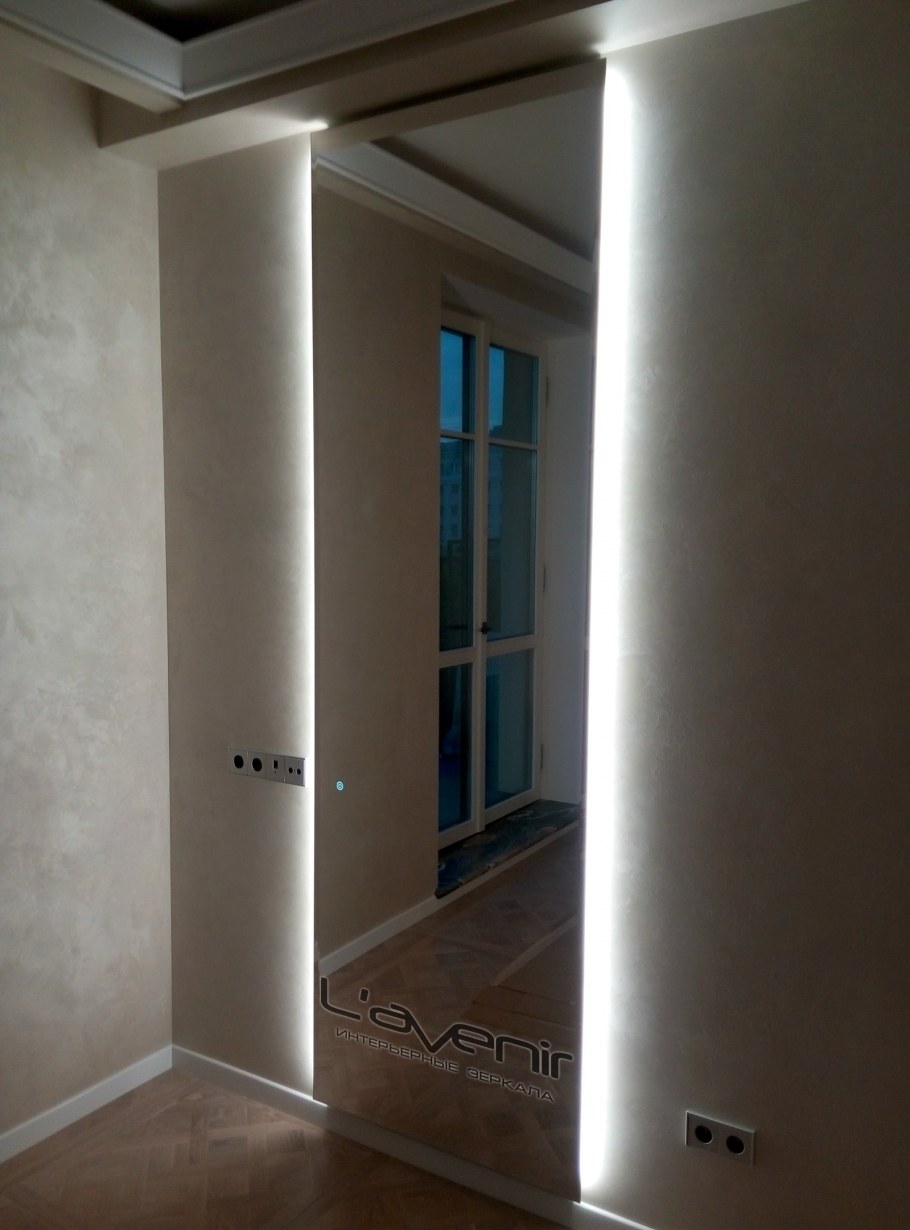 Зеркало от пола до потолка с подсветкой