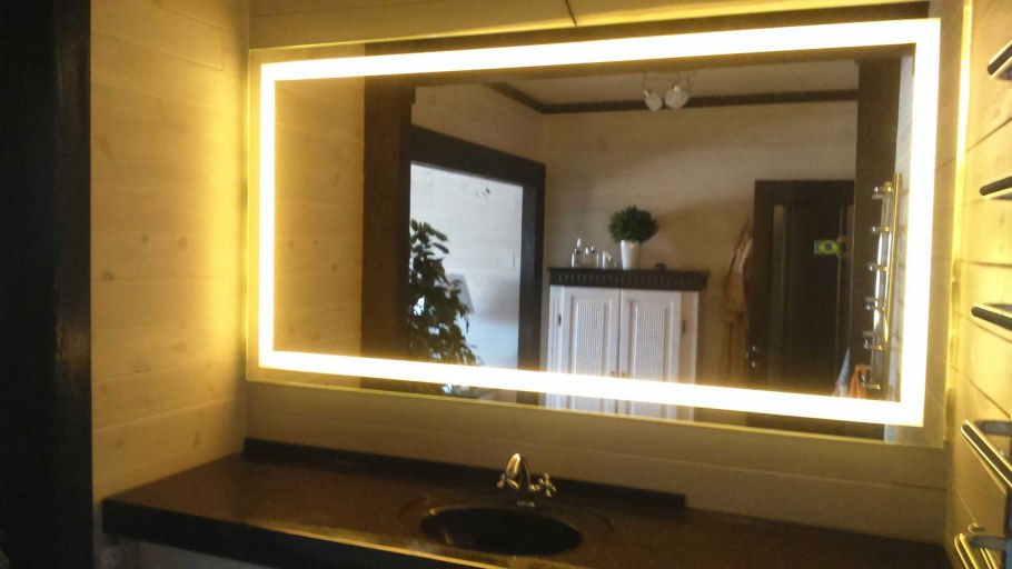 Зеркало с подсветкой в интерьере