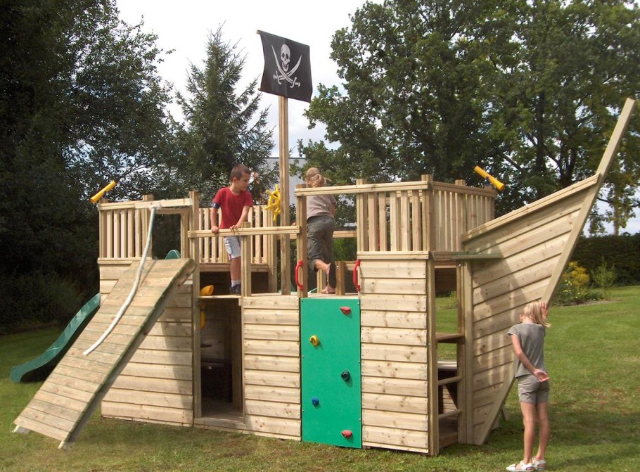 Корабль для дачи для детей