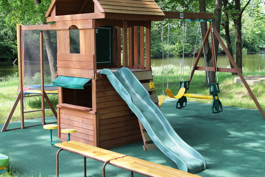 Детские домики с качелями и горкой для дачи