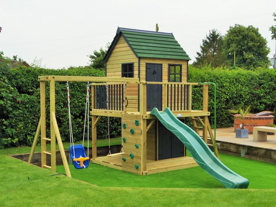 Домик для детей на участке