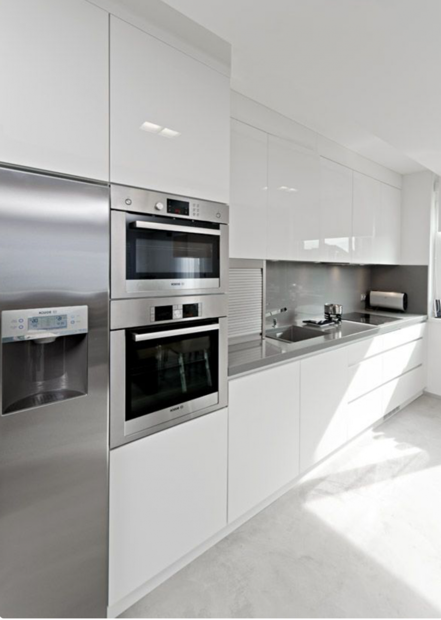 Белая глянцевая кухня