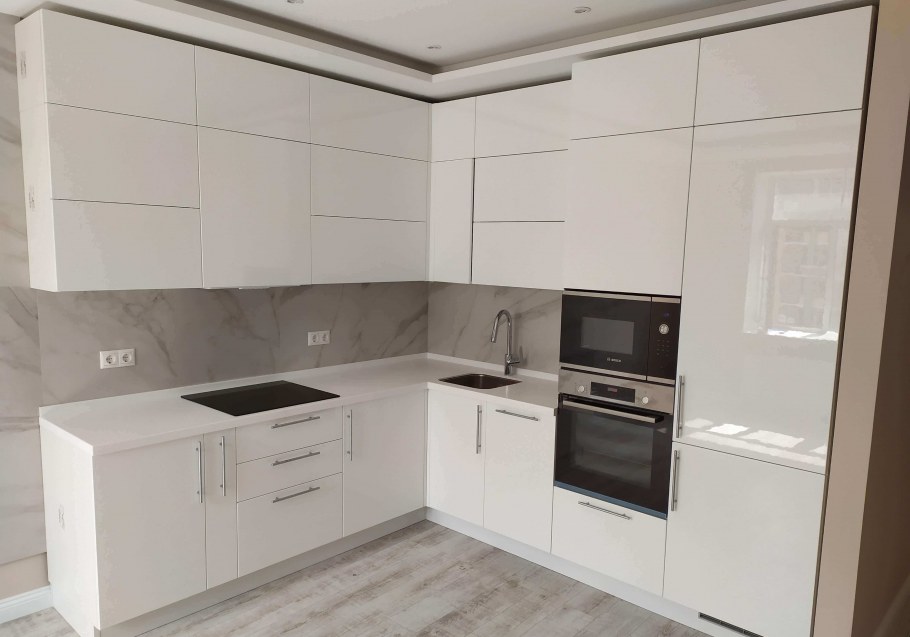 Кухни белые глянцевые угловые