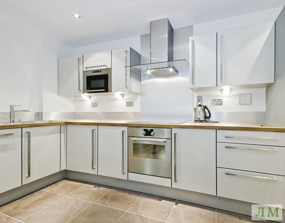 Белая кухня техника нержавейка