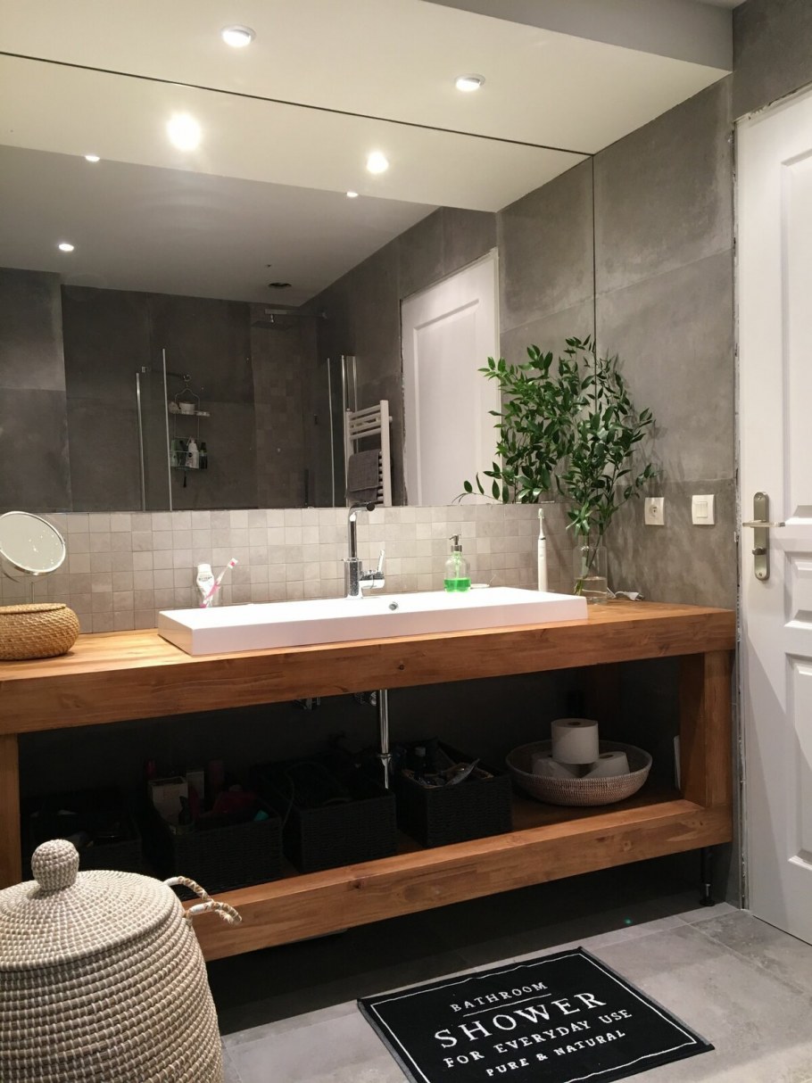 Серая ванная с деревянной столешницей