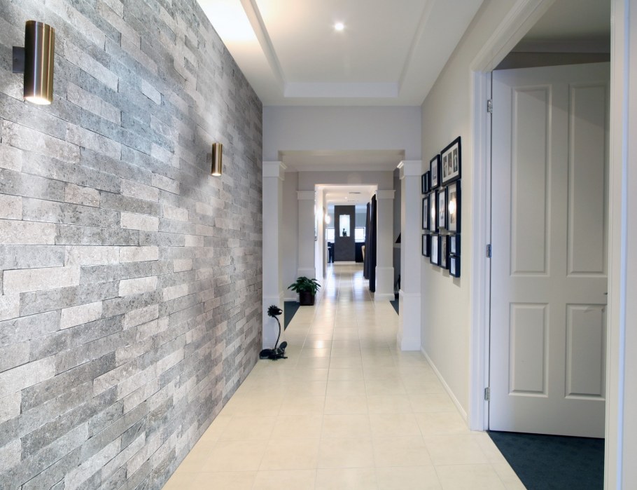 Панели в коридор под камень