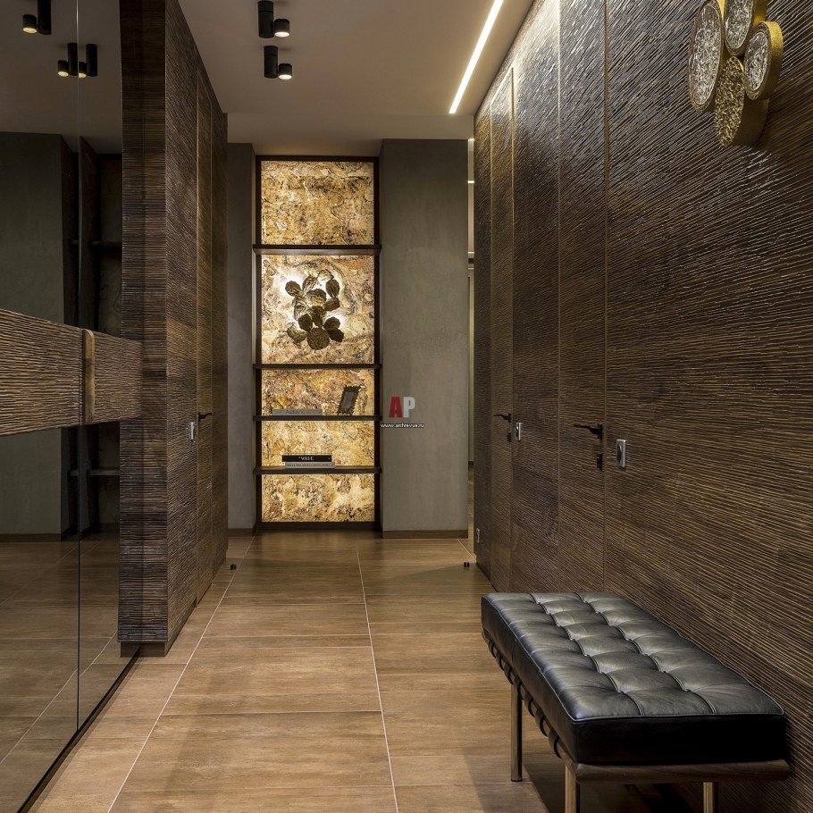 Керамогранит на стене в прихожей