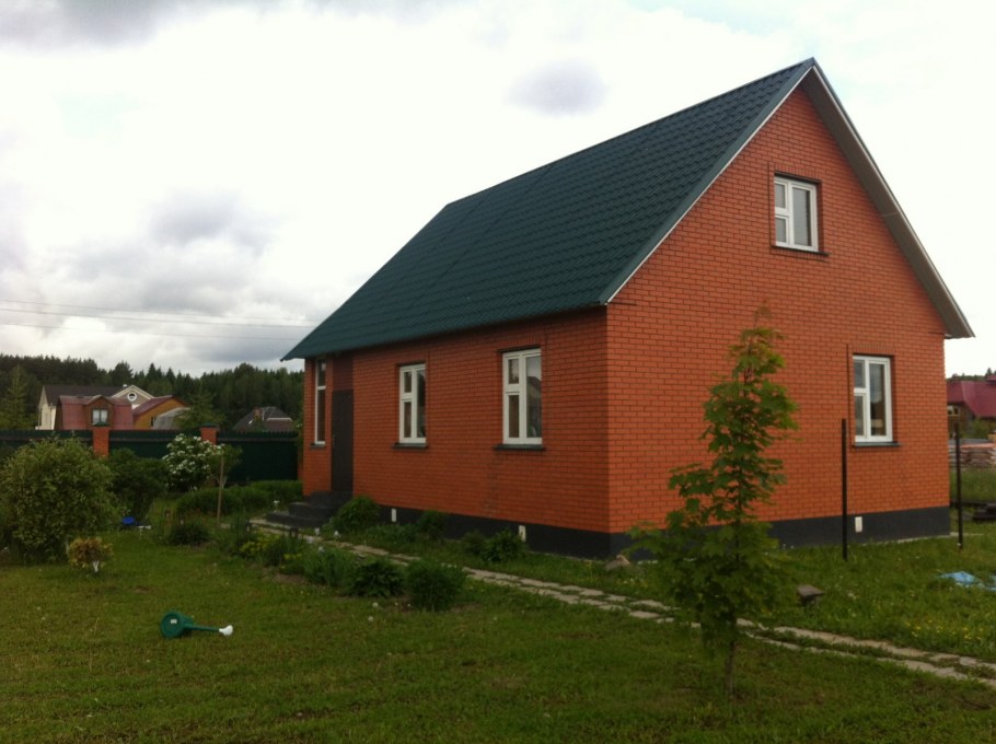 Дом в деревне из кирпича