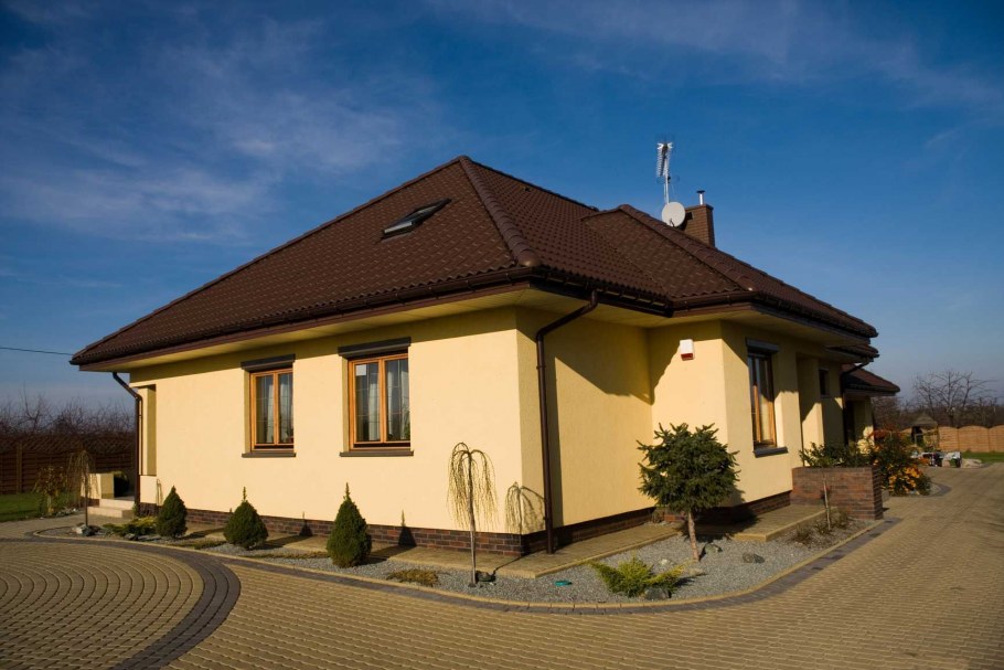 Фасад одноэтажного дома короед