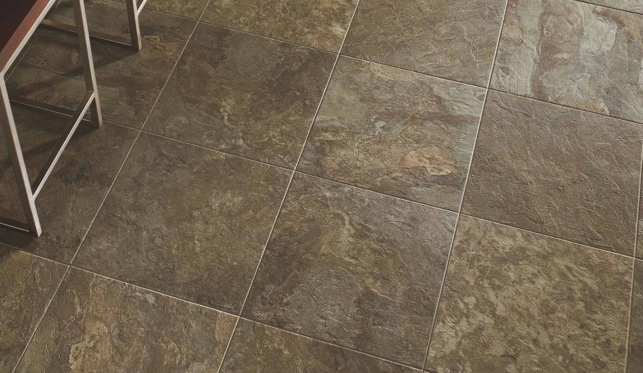 Коричневая плитка на кухне на полу