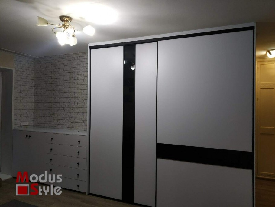 Белый шкаф купе в интерьере лофт