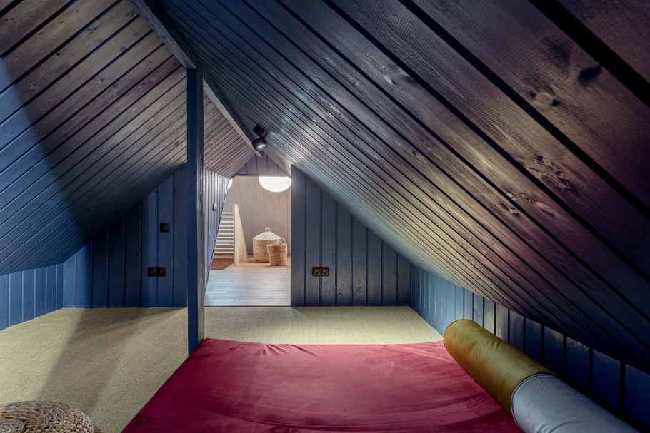 Отделка потолка мансардного этажа