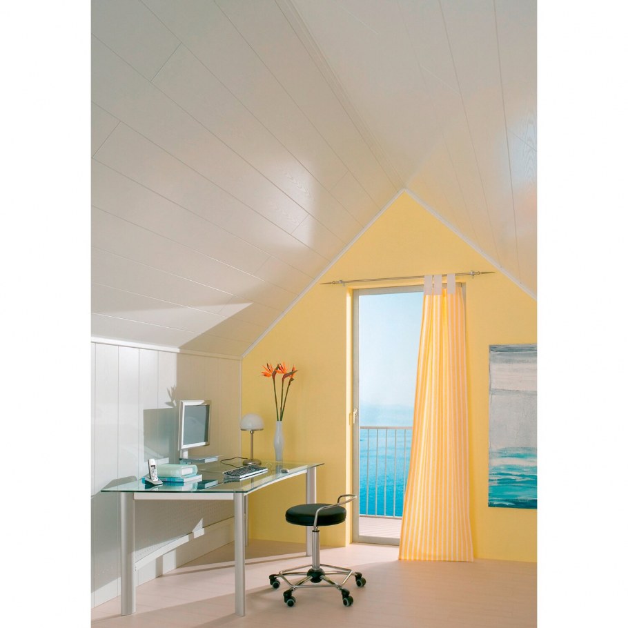 Узкая мансардная комната