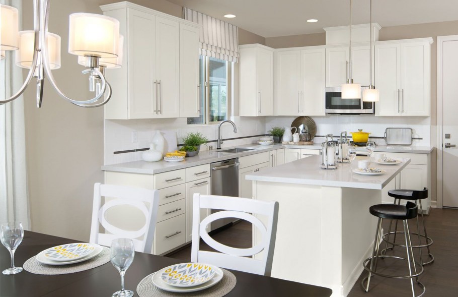 Красивая кухня в белых тонах