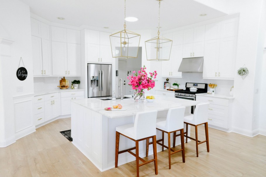 Белая кухня с растениями