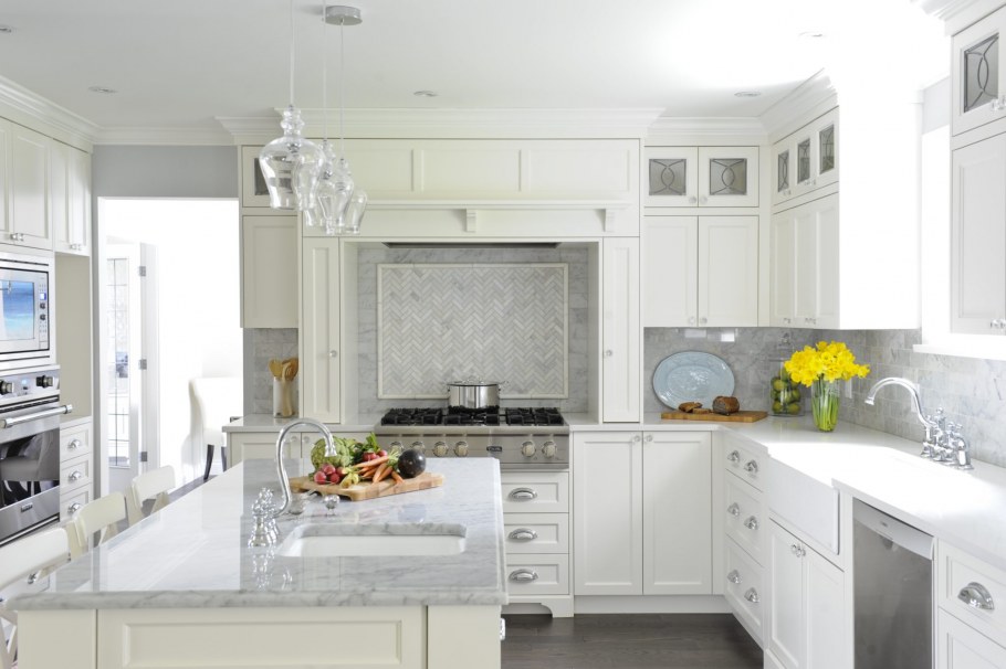 Кухонный уголок в интерьере белой кухни