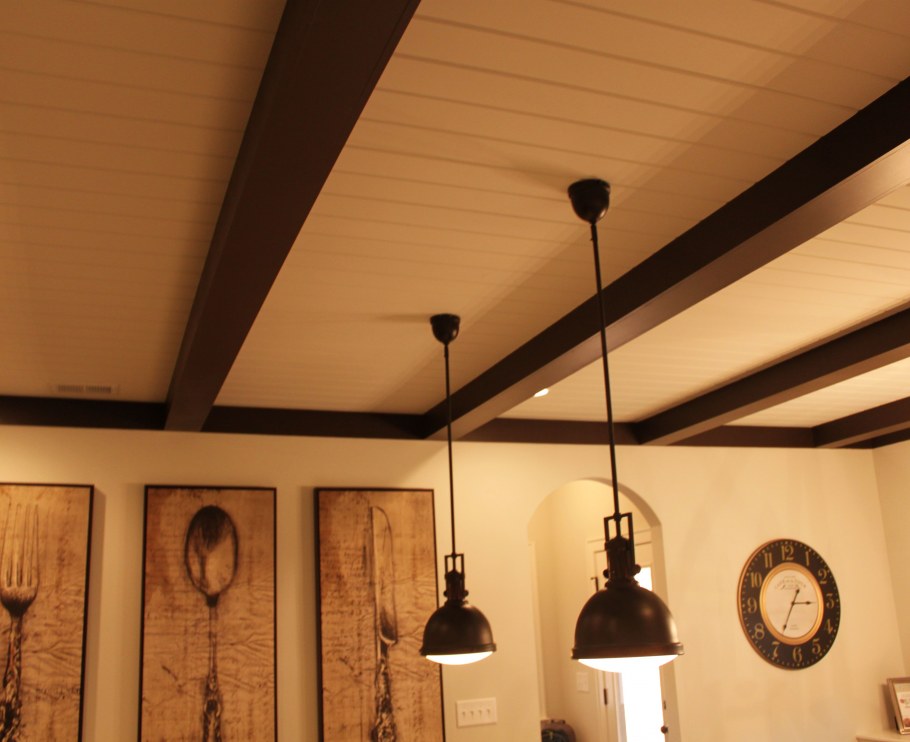 Потолок из вагонки с фальшбалками
