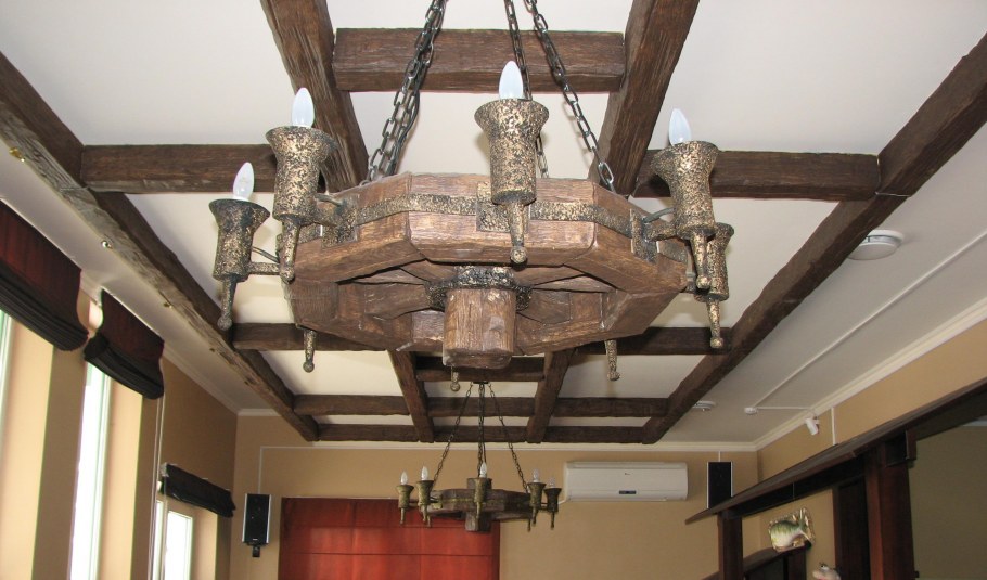 Декоративные люстры балки