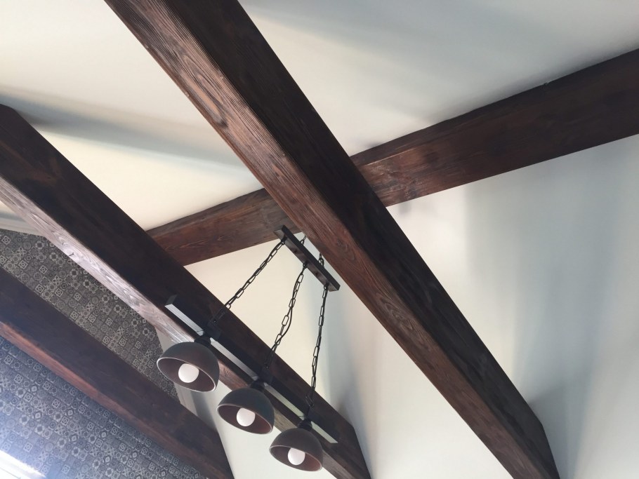 Монтаж фальшбалок на потолок