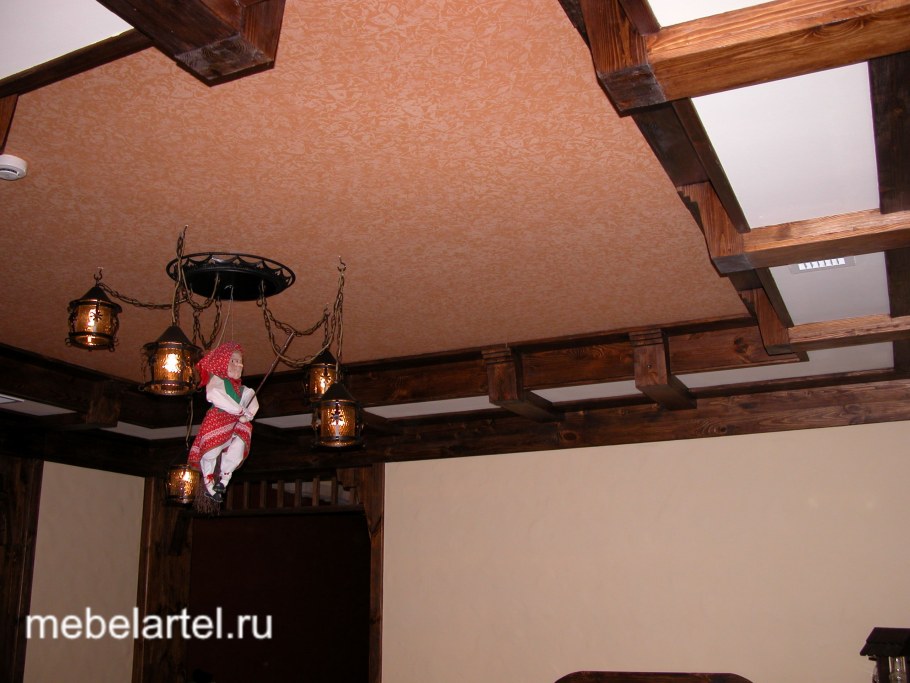 Декоративные балки и натяжной потолок