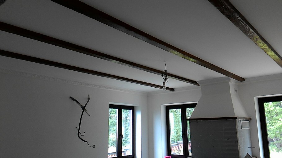 Металлическая балка на потолке