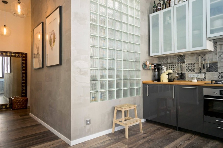 Стеклянные блоки в интерьере кухни