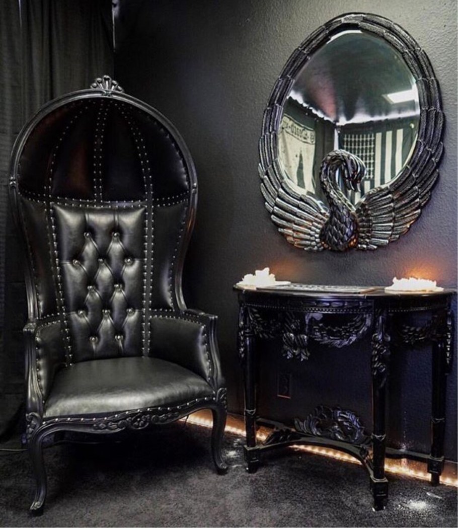 Современная мебель в готическом стиле