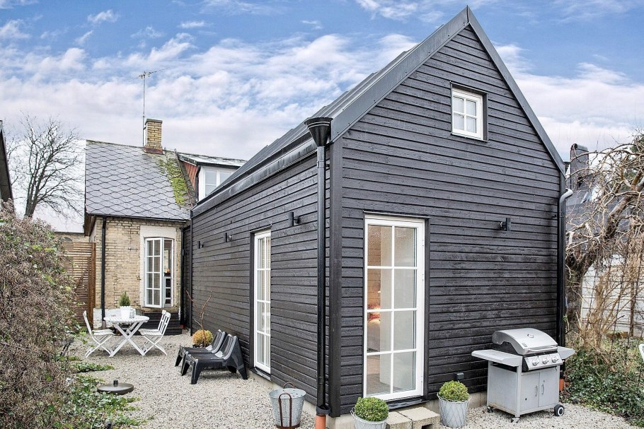 Темно серые фасады домов в скандинавском фото