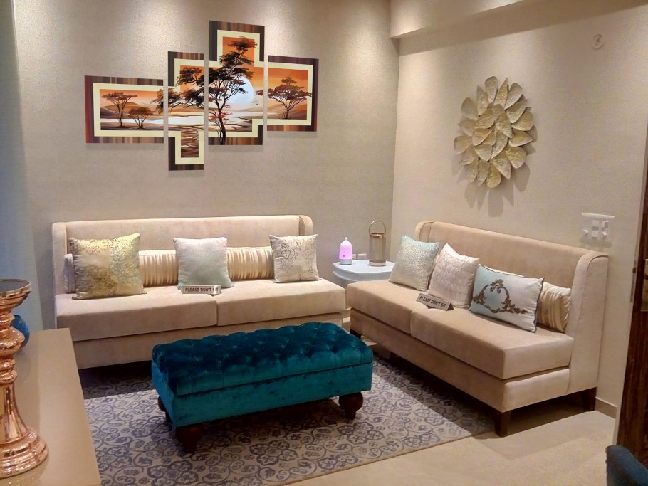 Картины над диваном в гостиной