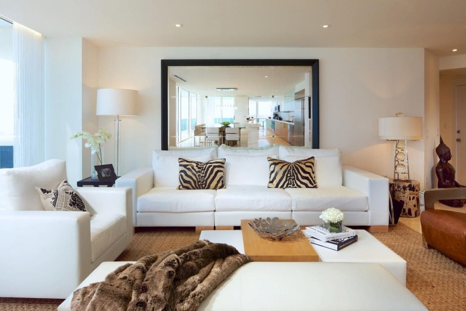 Большое зеркало над диваном