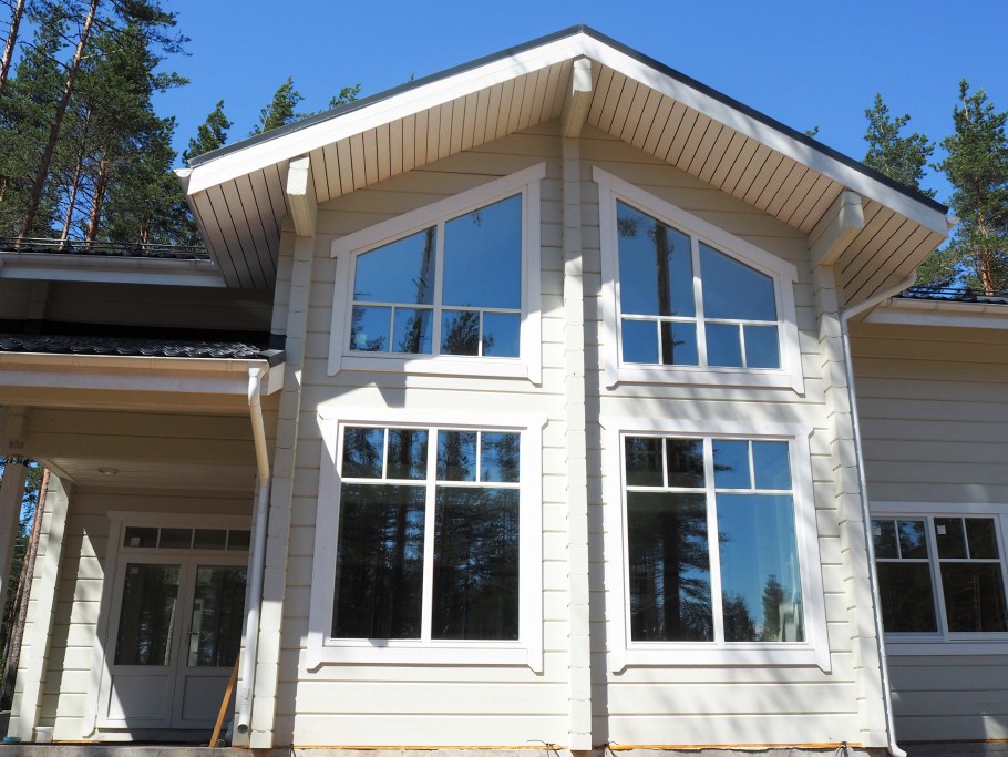 Фасад дома из клееного бруса