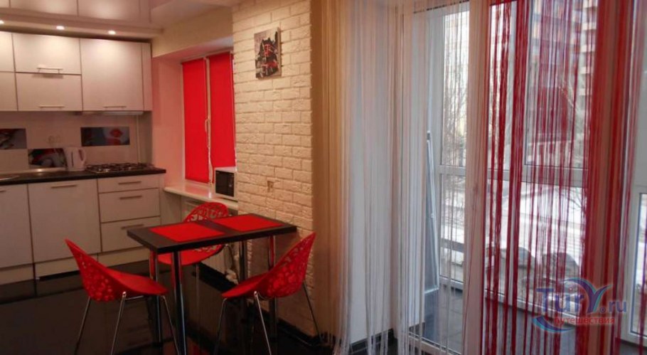 Нитяные шторы красные в интерьере кухни