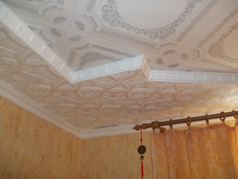 Дешевая отделка потолка
