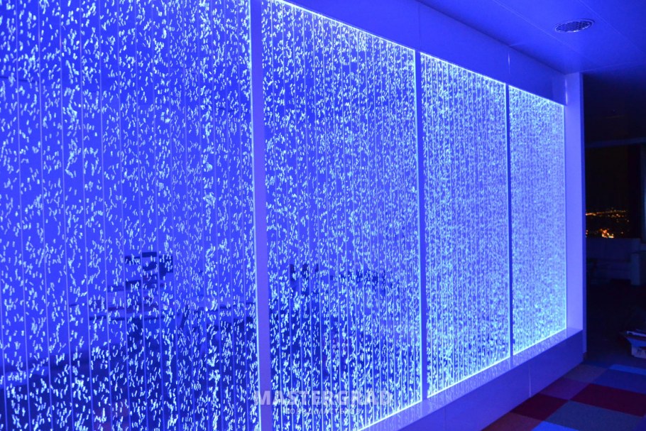 Стеклянная водяная стена