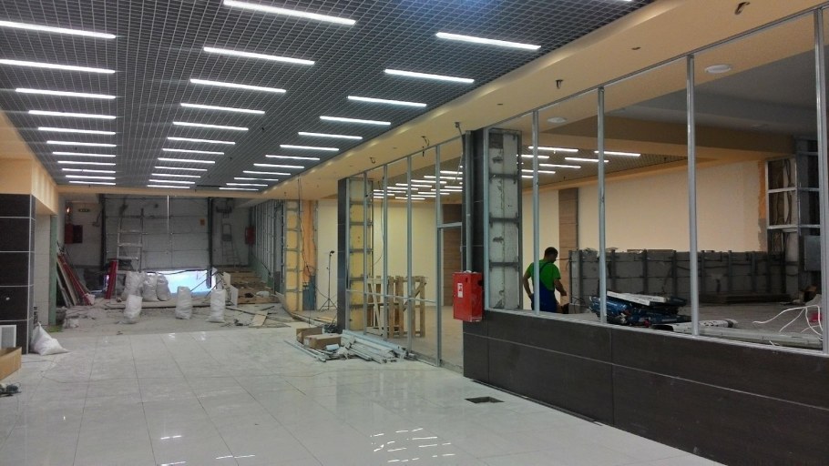 Потолки в офисе автосалоне