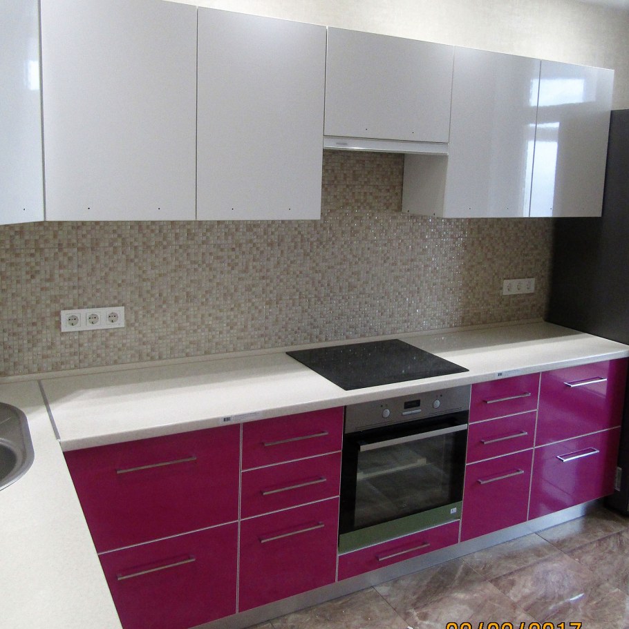 Интерьер кухни с розовым гарнитуром