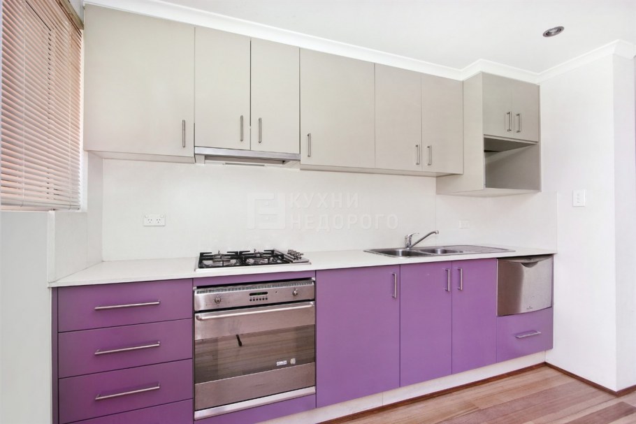 Фиолетовая кухня с черной столешницей