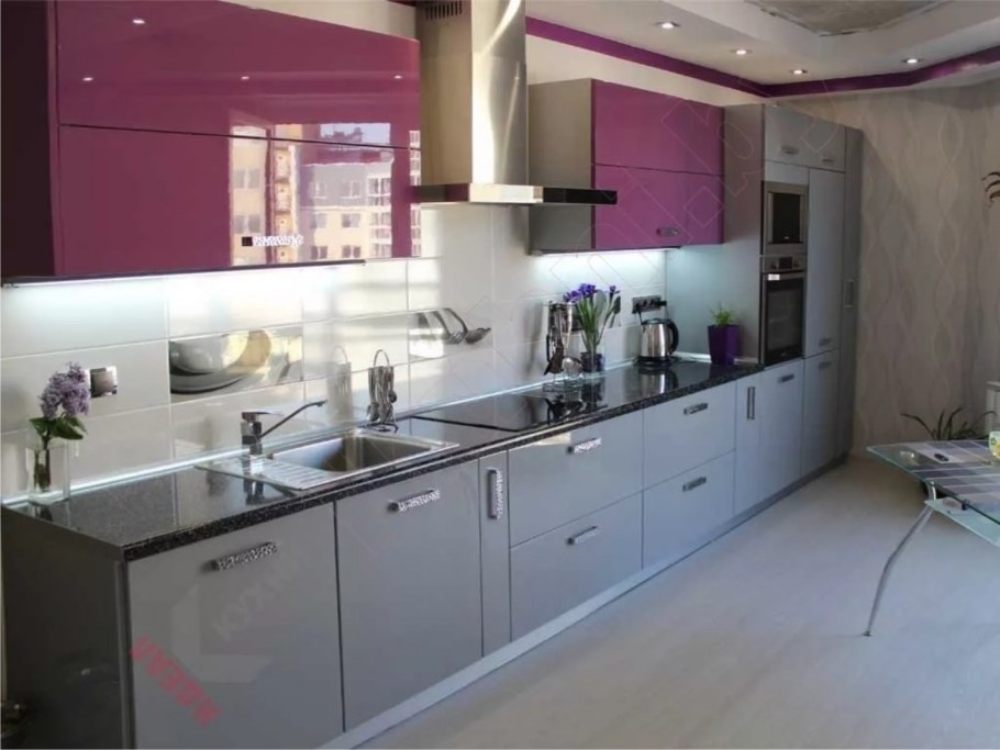 Лавандовая кухня с серой столешницей