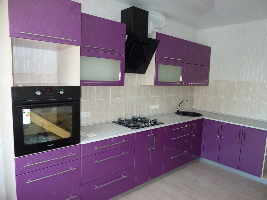 Фиолетовые кухни угловые