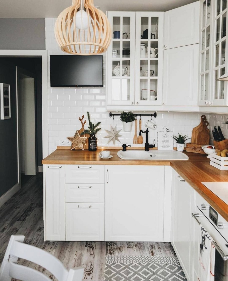 Бежевая кухня с кирпичным фартуком