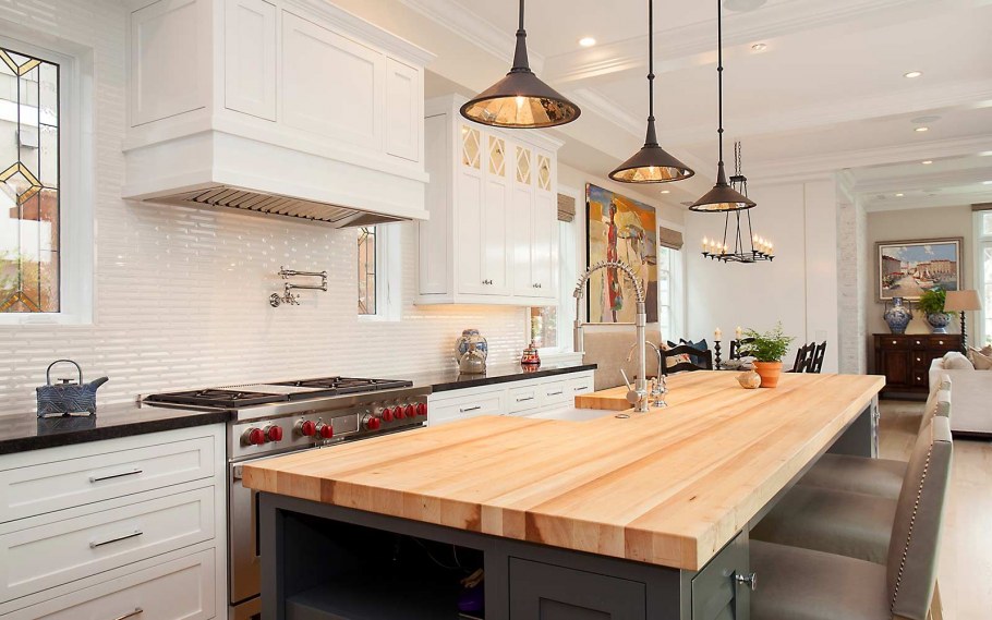 Белая кухня с деревяннойстолешниуей
