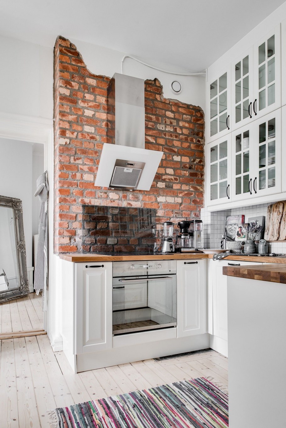 Белая кухня с кирпичным фартуком