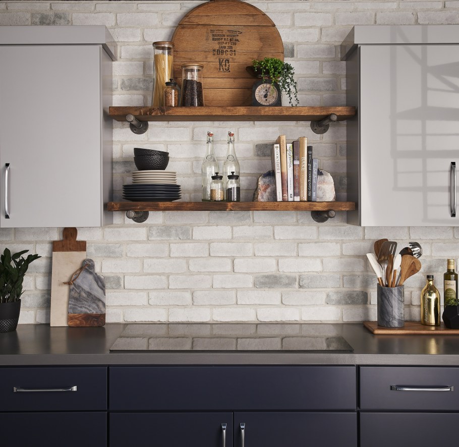 Серый кабанчик на кухне