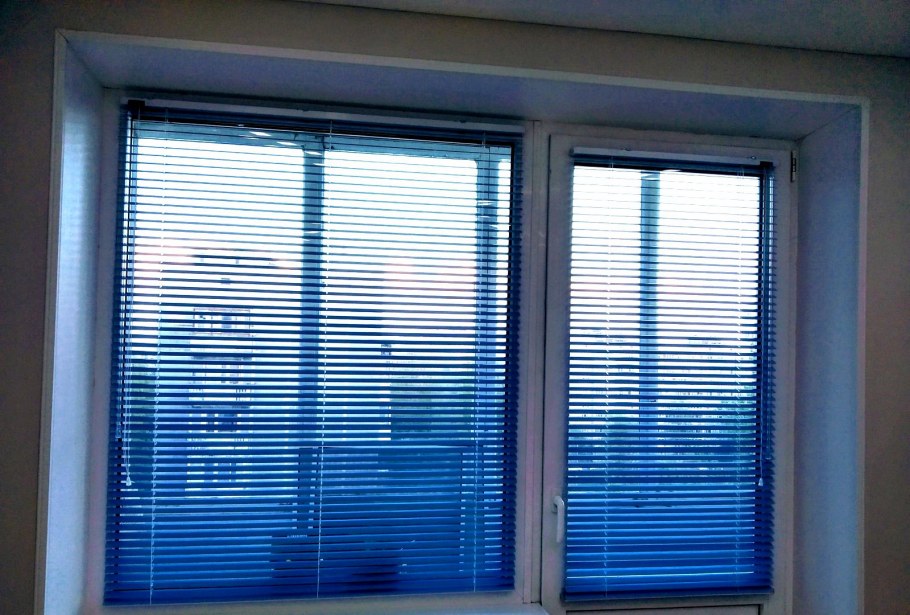 Жалюзи на пластиковые окна серые