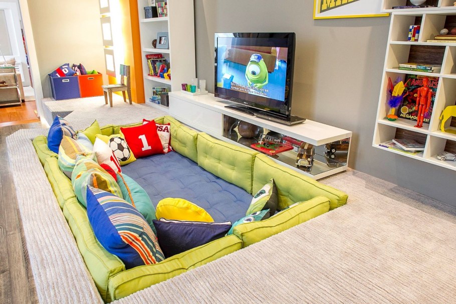 Диван в игровую комнату